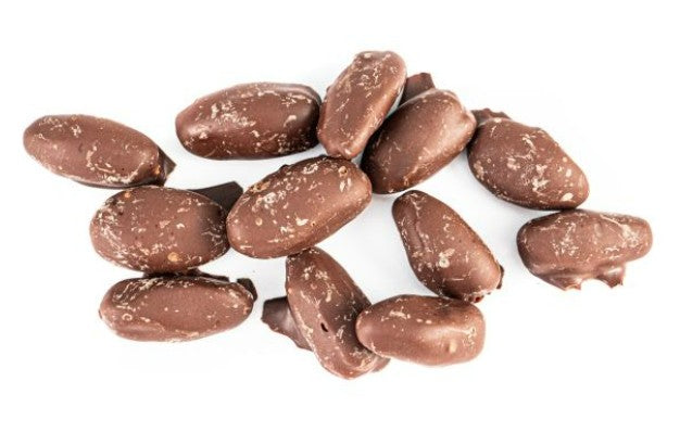 Vitinor Schoko-Datteln gestapelt auf weißem Hintergrund. Premium Snack mit weichen Datteln und feiner Schokoladenhülle.