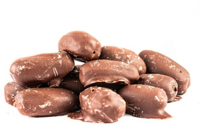 Vitinor Schoko-Datteln gestapelt auf weißem Hintergrund. Premium Snack mit weichen Datteln und feiner Schokoladenhülle. Ideal für gesunde Naschmomente und bewussten Genuss.