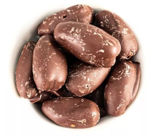 Vitinor Schoko-Datteln flach ausgebreitet auf weißem Hintergrund. Premium Snack mit weichen Datteln und zarter Schokolade, perfekt für gesunde Ernährung und bewussten Genuss.