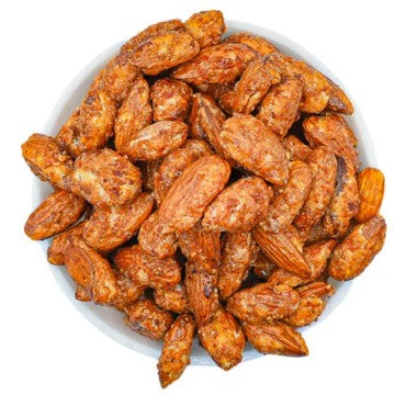 Vitinor honig-chili-geröstete Mandeln in weißer Schale. Knuspriger, süß-scharfer Snack, reich an Proteinen und Ballaststoffen – perfekt für gesunde Zwischenmahlzeiten.