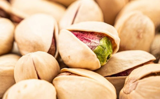 Vitinor Nahaufnahme von rohen Pistazien in Schale. Natürlicher Snack, reich an Proteinen, gesunden Fetten und Ballaststoffen – ideal für bewusste Ernährung.